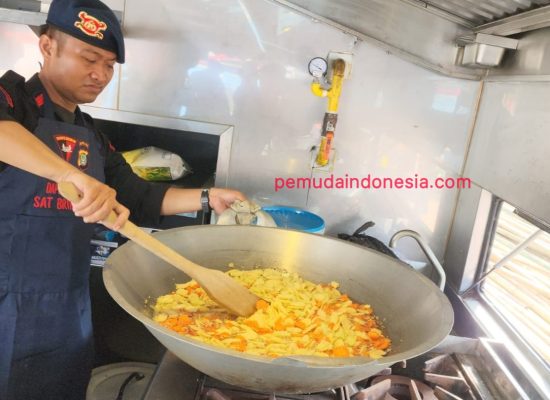 Bantu Korban Kebakaran Depo BBM Pertamina Plumpang, Dapur Lapangan Didirikan Brimob