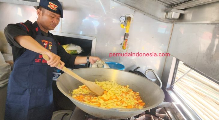 Bantu Korban Kebakaran Depo BBM Pertamina Plumpang, Dapur Lapangan Didirikan Brimob