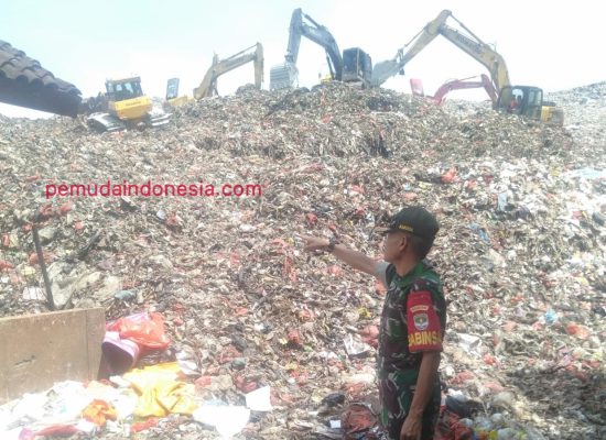 Banjir Kabupaten Bekasi, Ratusan Ton Sampah Dibawa Tim Biawak dari Kalijambe