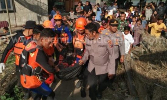 Dua Santriwati Tewas Ditelan Air Bah Sungai Parsariran Batang Toru