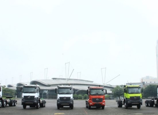 Masuk Indonesia, Mercedes Hadirkan 2 Varian Truk Bertenaga Raksasa Tapi Irit
