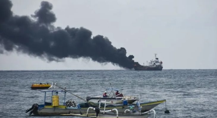 Detik-Detik Sebelum Kapal Tanker Kristin Meledak dan Terbakar di Laut Lombok