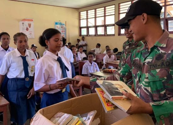 Prajurit Tempur Yonif 143 Sentuh Pedalaman Papua dengan Buku Pendidikan