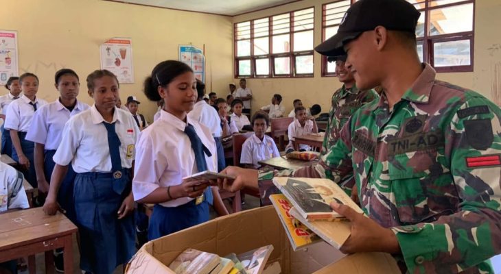 Prajurit Tempur Yonif 143 Sentuh Pedalaman Papua dengan Buku Pendidikan