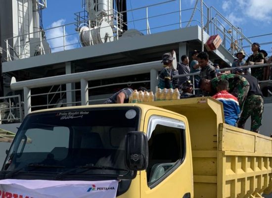 Longsor Serasan, Bantuan Pangan Diangkut Kapal Perang Sebesar Tanker