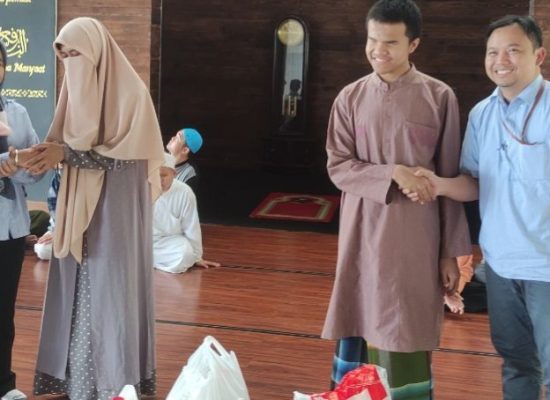 Telkom Salurkan Bantuan Bahan Pangan ke Pesantren Tahfidz Tunanetra di Bandung