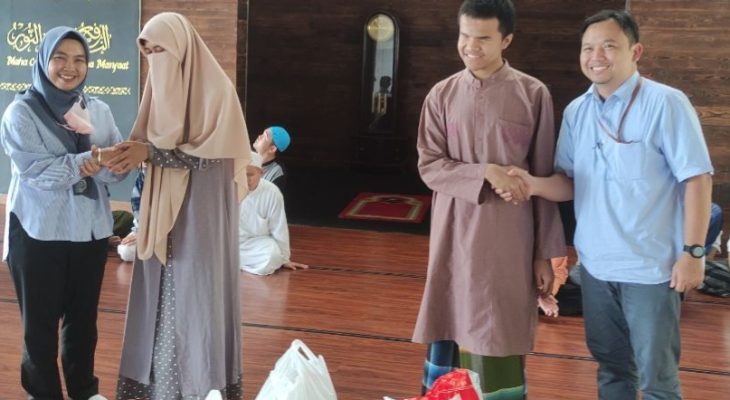 Telkom Salurkan Bantuan Bahan Pangan ke Pesantren Tahfidz Tunanetra di Bandung