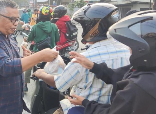 KPU Sumut Ikutan, PPK Sunggal Sosialisasi DPS Sambil Berbagi Takjil Gratis
