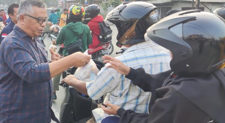 KPU Sumut Ikutan, PPK Sunggal Sosialisasi DPS Sambil Berbagi Takjil Gratis