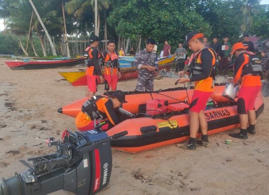 Basarnas Cari Dua Pelajar Putri Hilang Terseret Ombak di Pantai Lagundri
