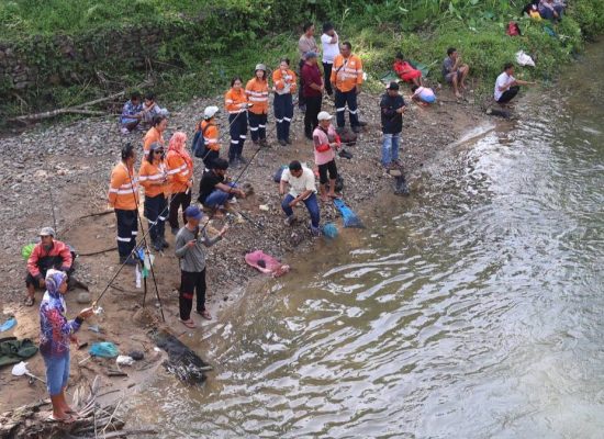 Lubuk Larangan Sungai Garoga Dibuka, Warga Tapsel Panen Ribuan Ekor Ikan