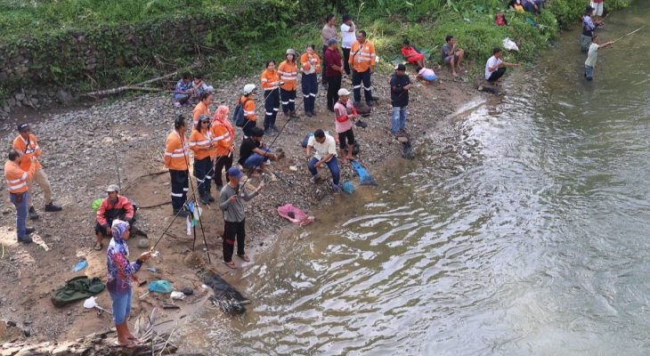 Lubuk Larangan Sungai Garoga Dibuka, Warga Tapsel Panen Ribuan Ekor Ikan