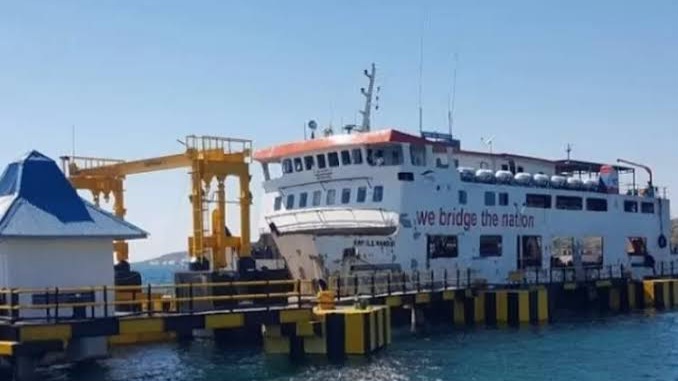 Kapal Feri Rute Waibalun – Bolok Tertunda Berlayar Diadang Gelombang