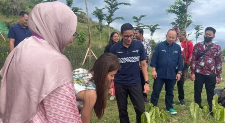 Menteri Sandi Promosikan Labuan Bajo saat Tanam Pohon Munting Bareng Delegasi ASEAN Youth