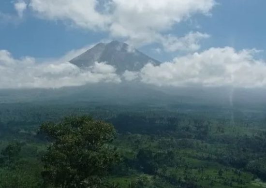 Awan Panas Guguran Gunung Semeru Menerjang hingga Sejauh 1,5 Kilometer