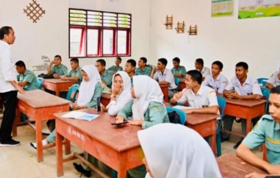 Mendadak Datangi SMK PPN 1 Kualuh Selatan, Jokowi Perintahkan Basuki Bangun Kandang Hewan