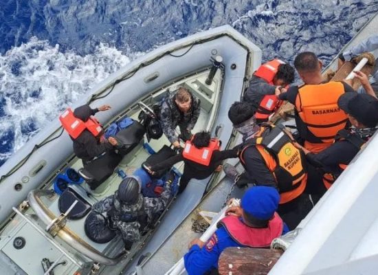 Basarnas Evakuasi 12 Nelayan NTT dari Perairan Indonesia-Australia