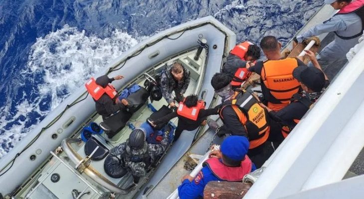 Basarnas Evakuasi 12 Nelayan NTT dari Perairan Indonesia-Australia