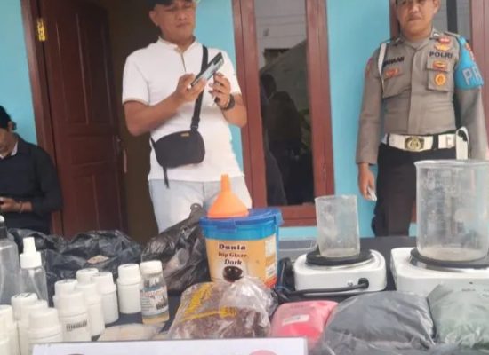 Polisi Gerebek Rumah Kontrakan Tempat Produksi Tembakau Sintetis di Karawang Jawa Barat