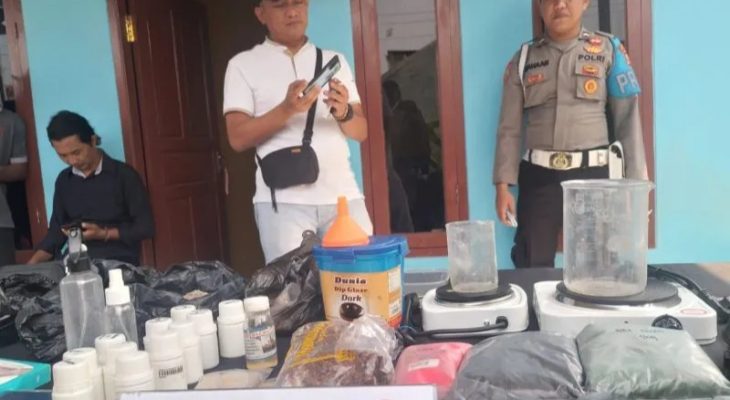 Polisi Gerebek Rumah Kontrakan Tempat Produksi Tembakau Sintetis di Karawang Jawa Barat