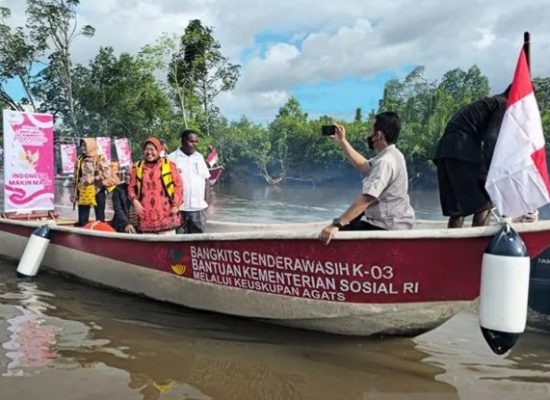 Pemuda Asmat Papua Selatan Mampu Bangun Kapal Berbahan Fiber dengan Pendampingan ITS