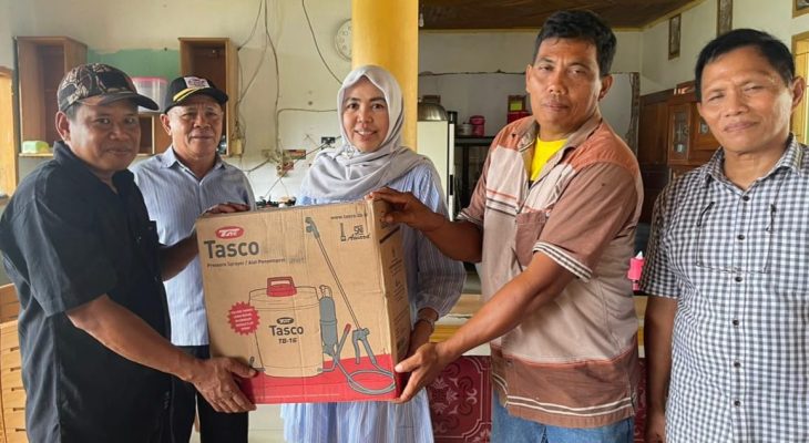 Iwastah Datang Bawa Bibit Bantuan Telkom ke Tojo Una Una