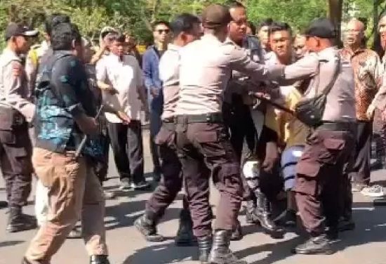 Polisi Usut Penganiayaan terhadap Peserta Aksi Mahasiswa Unram