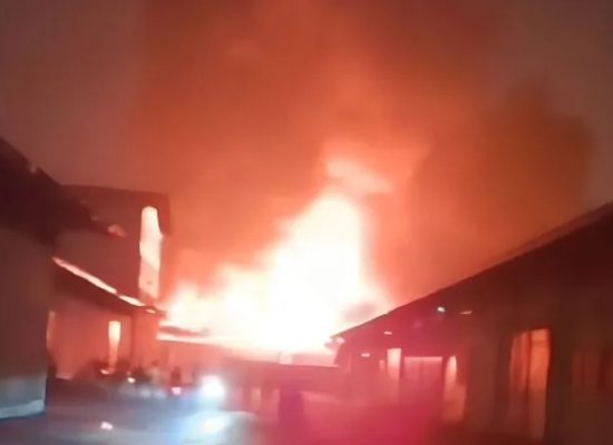 Kebakaran Pabrik Biskuit, 12 Damkar Dikerahkan ke Daan Mogot Jakarta