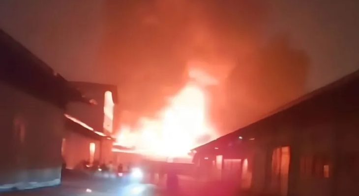 Kebakaran Pabrik Biskuit, 12 Damkar Dikerahkan ke Daan Mogot Jakarta