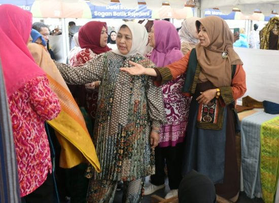 Berdaya Saing Tinggi, Desainer Didorong Gunakan Kain Tenun Sumut