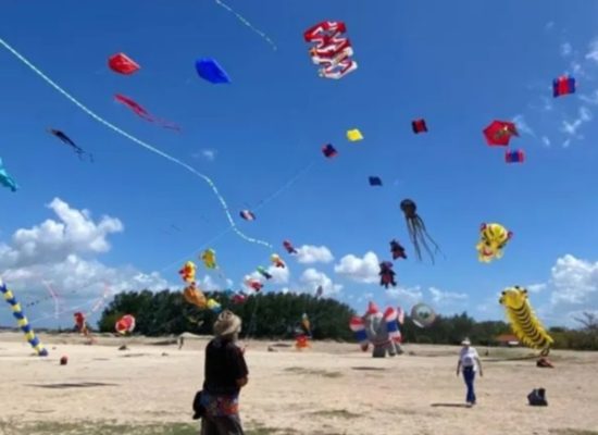 Ratusan Layangan Hias dari Berbagai Negara Mengudara di Pantai Mertasari