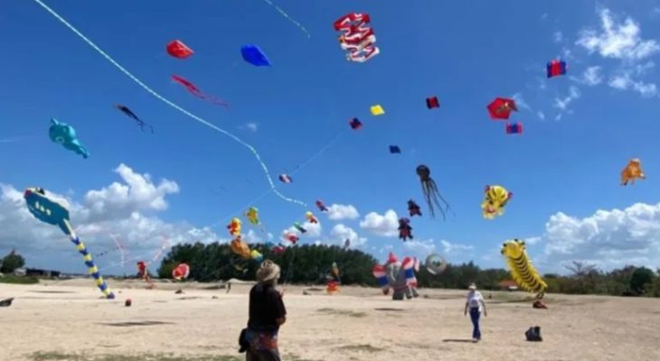 Ratusan Layangan Hias dari Berbagai Negara Mengudara di Pantai Mertasari