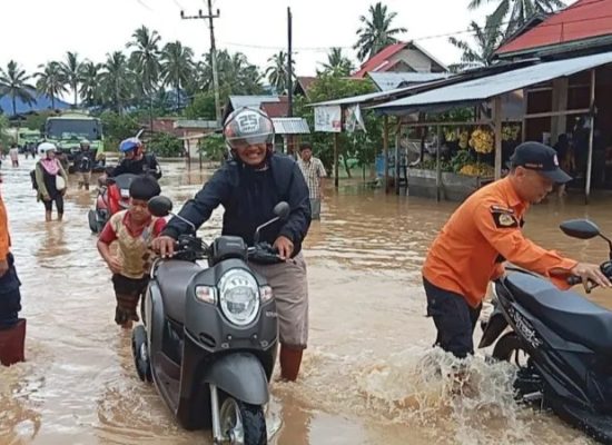 BPBD Evakuasi Warga, Ratusan Rumah di Pasaman Barat Direndam Banjir