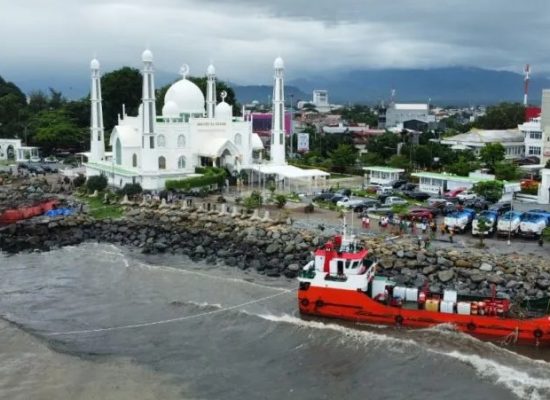 Terjangan Ombak Kandaskan Dua Kapal BBM di Pantai Padang