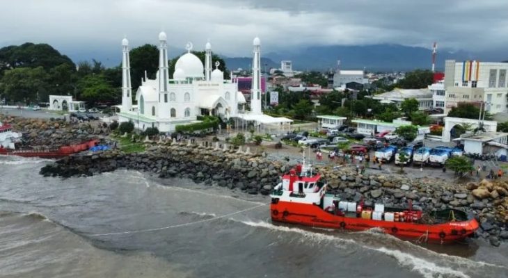 Terjangan Ombak Kandaskan Dua Kapal BBM di Pantai Padang