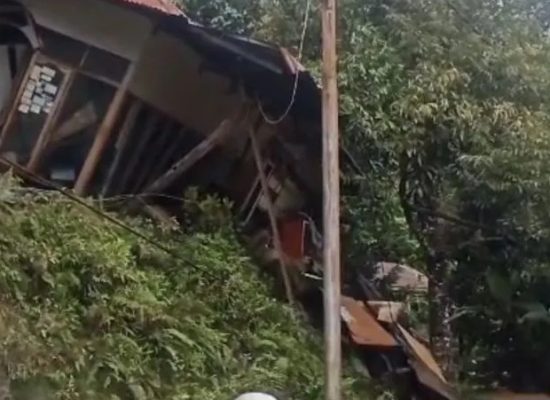 Dua Balita Tewas Tertimbun Longsor di Padang