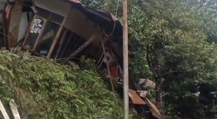 Dua Balita Tewas Tertimbun Longsor di Padang