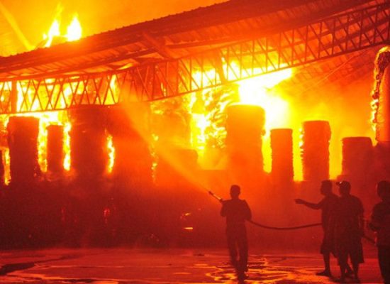 Kobaran Api Hanguskan Pabrik Kertas Enggal Subur di Kudus