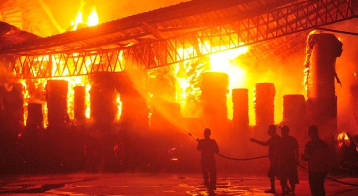 Kobaran Api Hanguskan Pabrik Kertas Enggal Subur di Kudus
