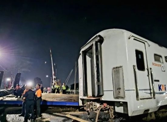 Kereta Api Brantas Tabrak Truk di Jalan Madukoro Semarang