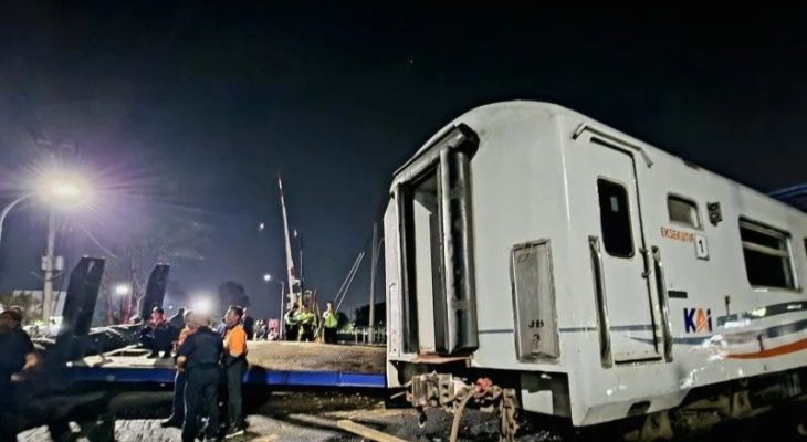 Kereta Api Brantas Tabrak Truk di Jalan Madukoro Semarang