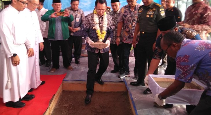 Pj Bupati Bekasi Letakkan Batu Pertama Pembangunan Gereja Teresa Paroki