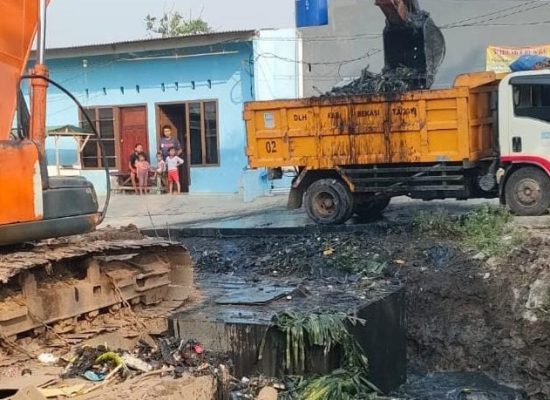 Puluhan Ton Sampah Dikeruk dari Kali Sumber Jaya