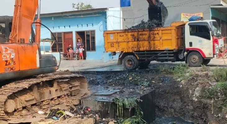 Puluhan Ton Sampah Dikeruk dari Kali Sumber Jaya