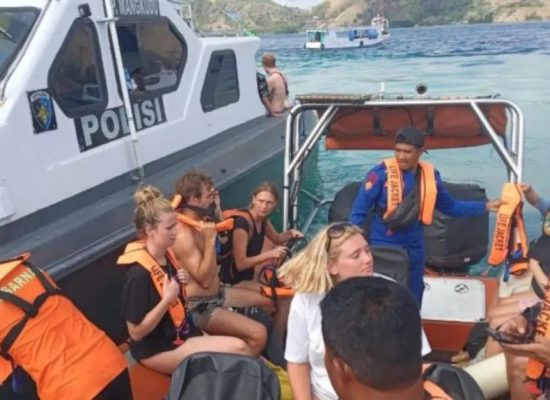 Basarnas Evakuasi Puluhan Turis dari Kapal Duta Samota di Labuan Bajo