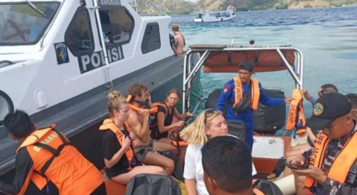 Basarnas Evakuasi Puluhan Turis dari Kapal Duta Samota di Labuan Bajo