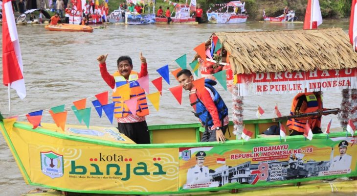 Ketika Sungai Bingei Dijejali Beragam Rakit Hias di Suasana Kemerdekaan