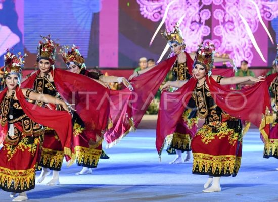 Lenggok Pemuda Asing Tampilkan Tarian Nusantara di Lapangan Banteng