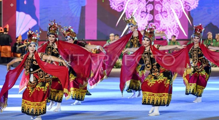 Lenggok Pemuda Asing Tampilkan Tarian Nusantara di Lapangan Banteng