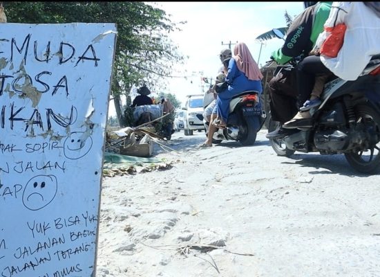 Rusak Bertahun-Tahun, Jalan di Kecamatan Karang Bahagia Diblokir Warga
